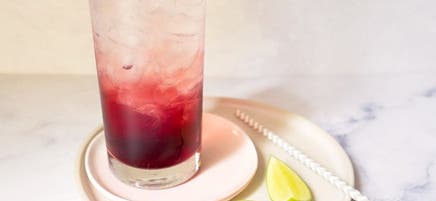 Cocktail non alcoolisé aux canneberges et à la lime
