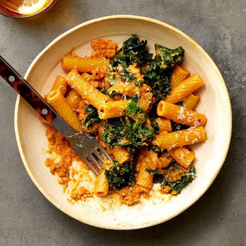 Photo de Rigatoni à la citrouille épicée avec saucisse et chou frisé par WW