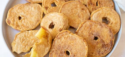 Anneaux de crêpes aux pommes et à la cannelle