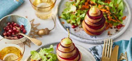 Rote Bete-Birnen-Türmchen auf Linsensalat