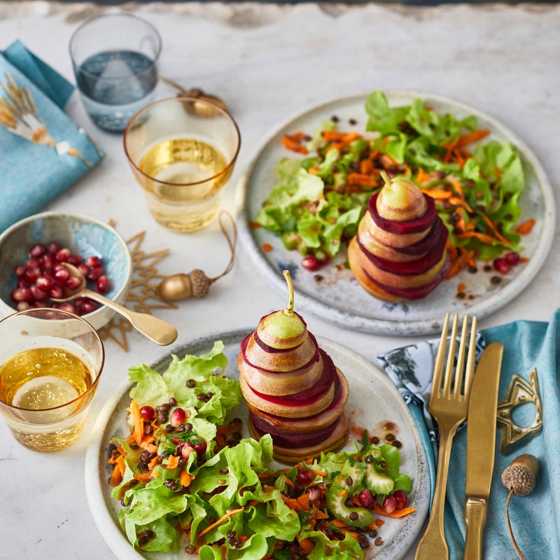 Rote-Bete-Birnen-Türme auf Linsensalat