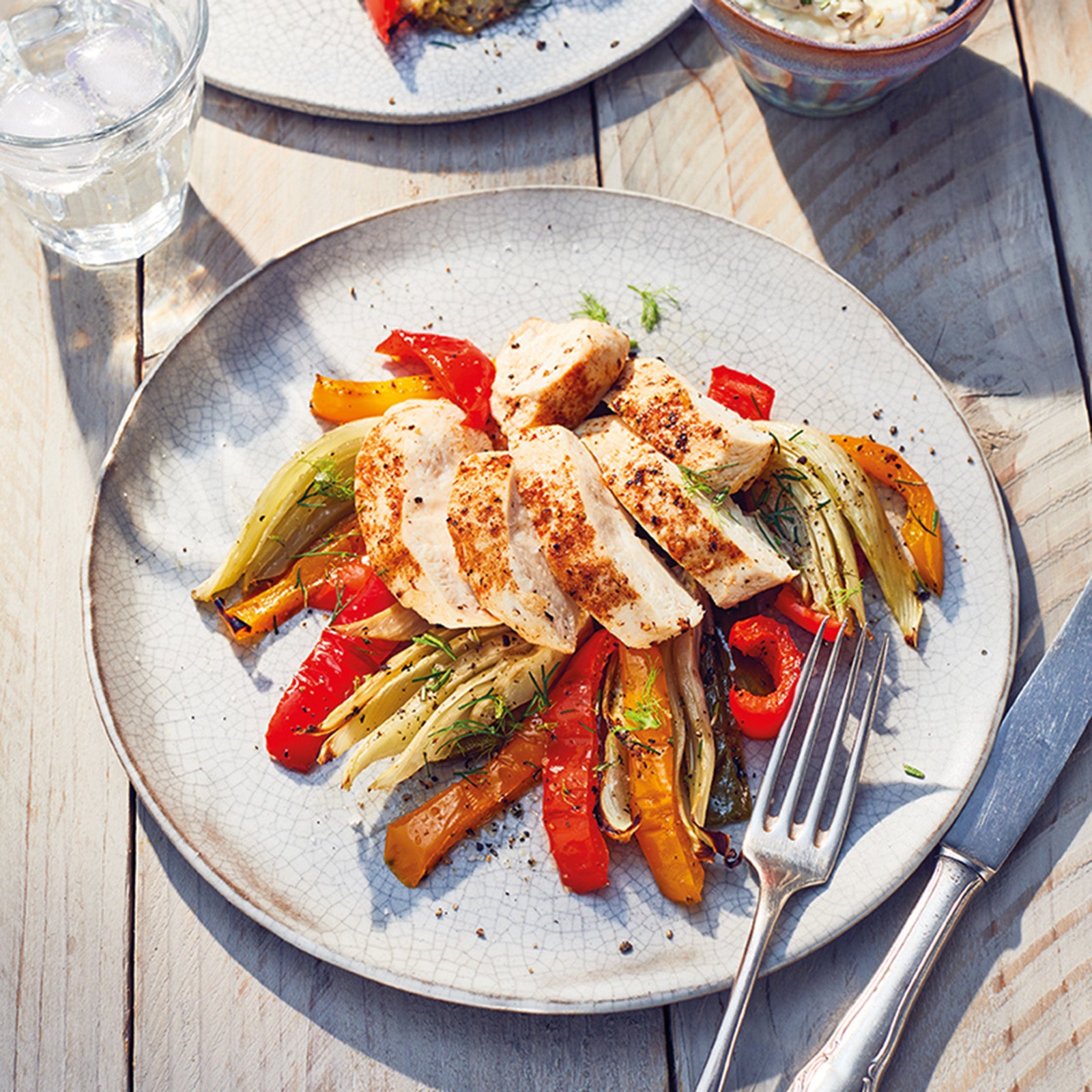 Buntes Gemüseblech mit Hähnchen Rezept | WW Deutschland Buntes Gemüseblech mit Hähnchen Rezept | WW Deutschland