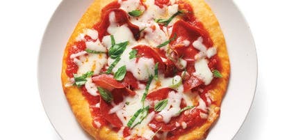 Pizza au pepperoni et au basilic à la pâte à deux ingrédients