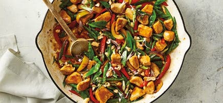 Poulet sauté avec noix de cajou et légumes