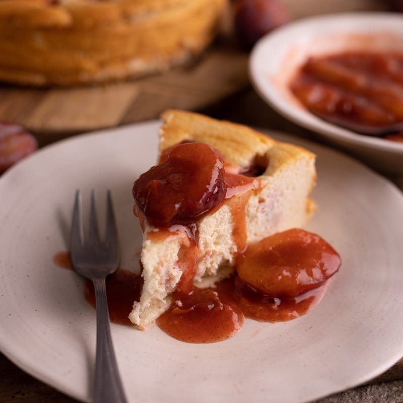 Käsekuchen mit Zwetschgenkompott