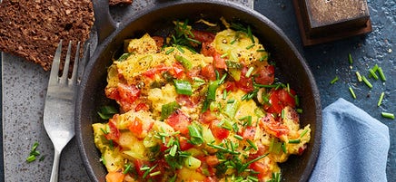 Leckeres Rührei mit Tomaten auf Brot