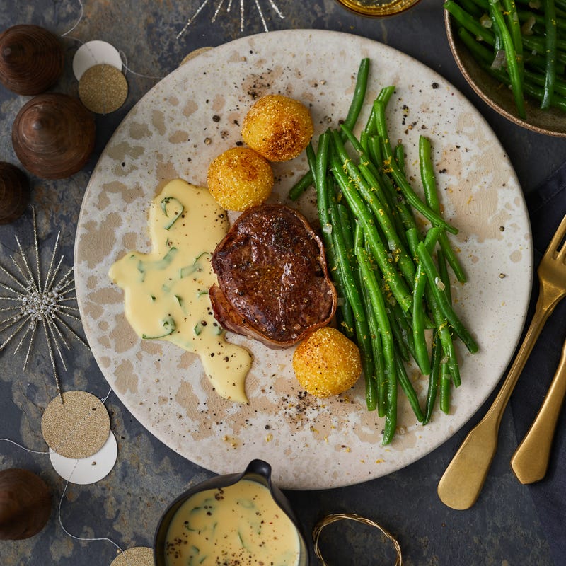 Rinderfiletsteak mit Basilikum-Hollandaise und gebratenen Knödeln