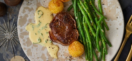 Rinderfiletsteak mit Basilikum-Hollandaise und gebratenen Knödeln