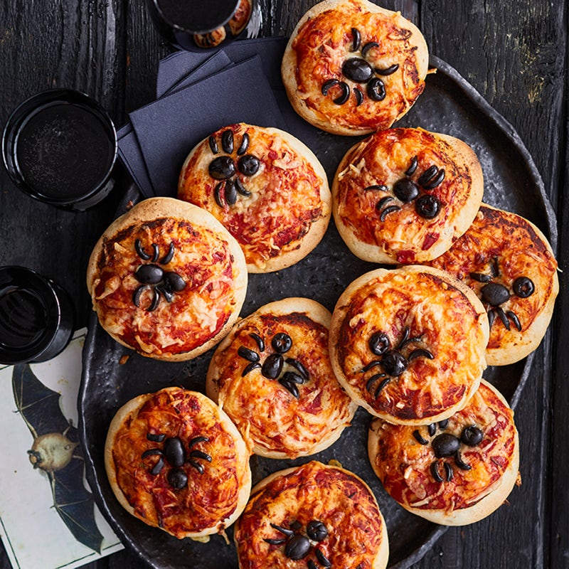Minipizzen mit Olivenspinnen