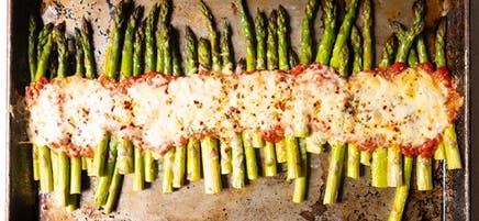 Asperges au parmesan sur plaque