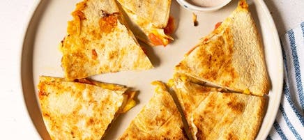 Quesadillas à la saucisse de poulet et au fromage avec trempette à la salsa crémeuse