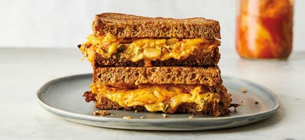 Sandwich grillé au fromage et au kimchi