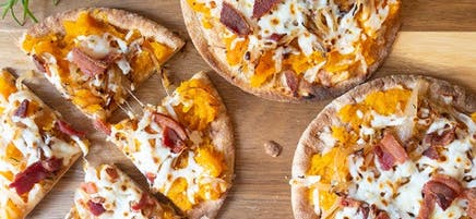 Pizzas sur pain pita à la courge musquée et au bacon