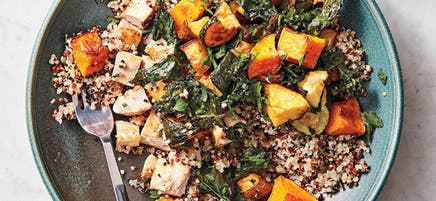 Bol de grains avec légumes rôtis, poulet et yogourt au curcuma