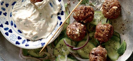 Brochettes de boulettes de viande turques avec sauce au yogourt et à la grenade