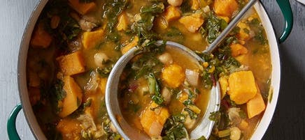 Ragoût de pois chiches, de patates douces et de légumes verts