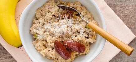 Gruau d’avoine et d’épeautre avec dattes et noix de coco