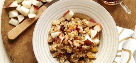 Céréales chaudes de boulgour et d’avoine avec fruits
