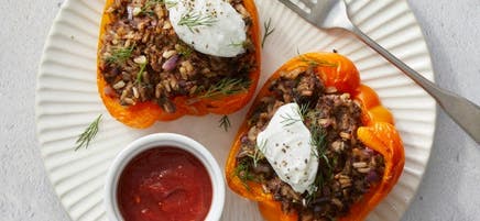 Poivrons farcis au bœuf et au riz avec sauce tomate