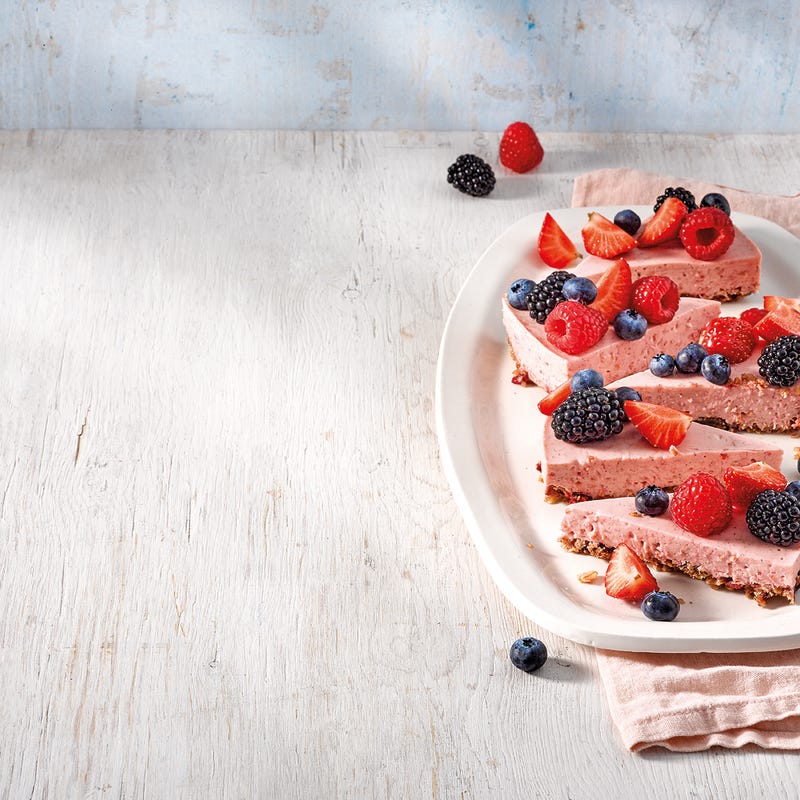 Beerentorte mit knusprigem Müsliboden