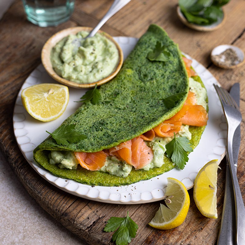 Spinat-Omelette mit Avocado & Lachs