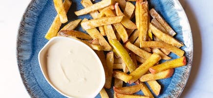 Frites de pommes au four avec trempette au caramel