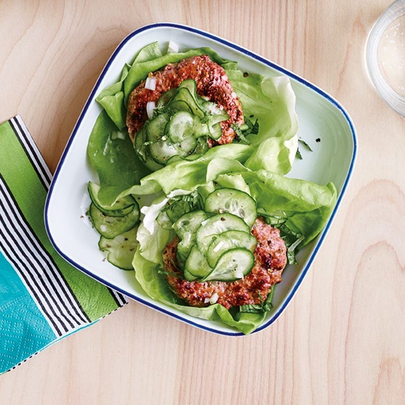 Steak haché à l'asiatique et salade de concombre