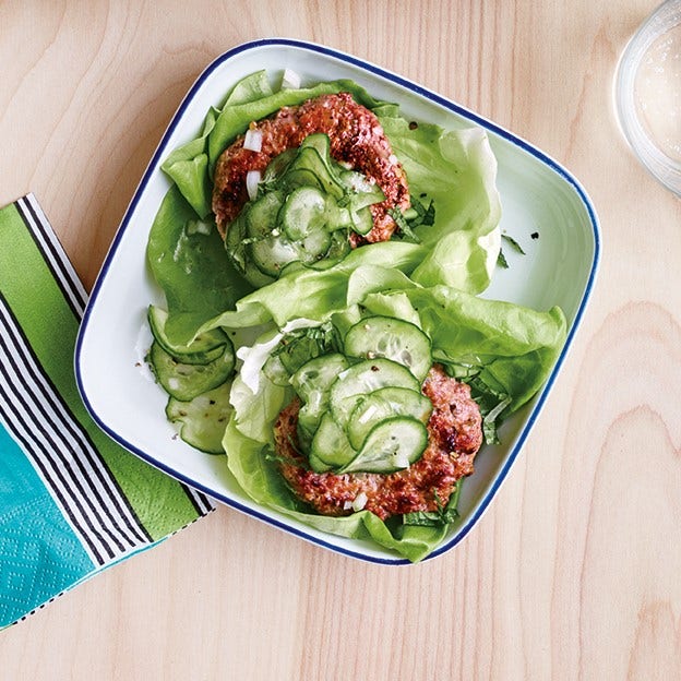 Steak haché à l'asiatique et salade de concombre