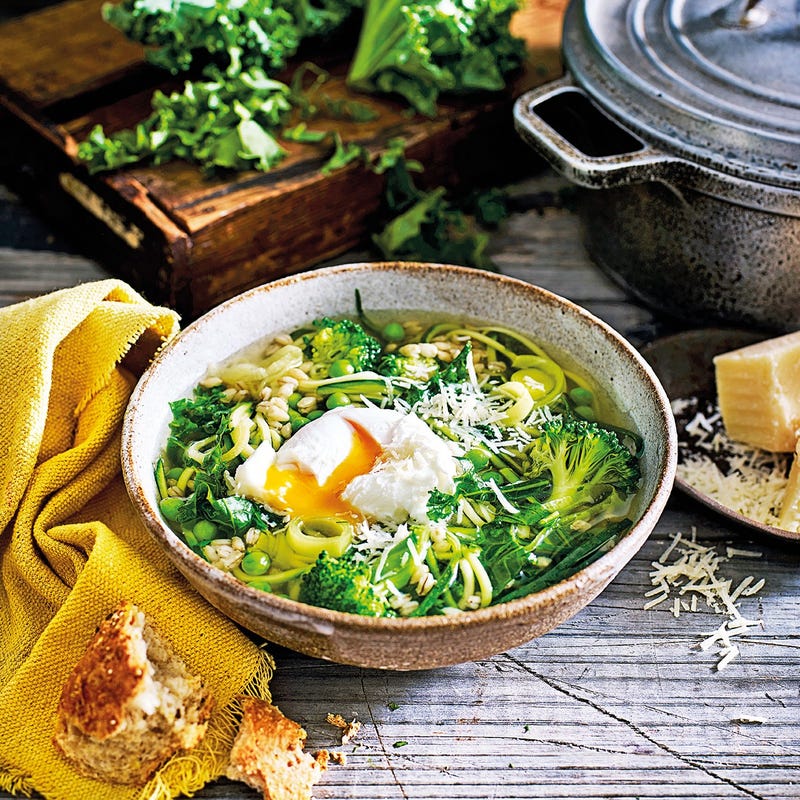 Soupe de légumes verts et d'orge perlée