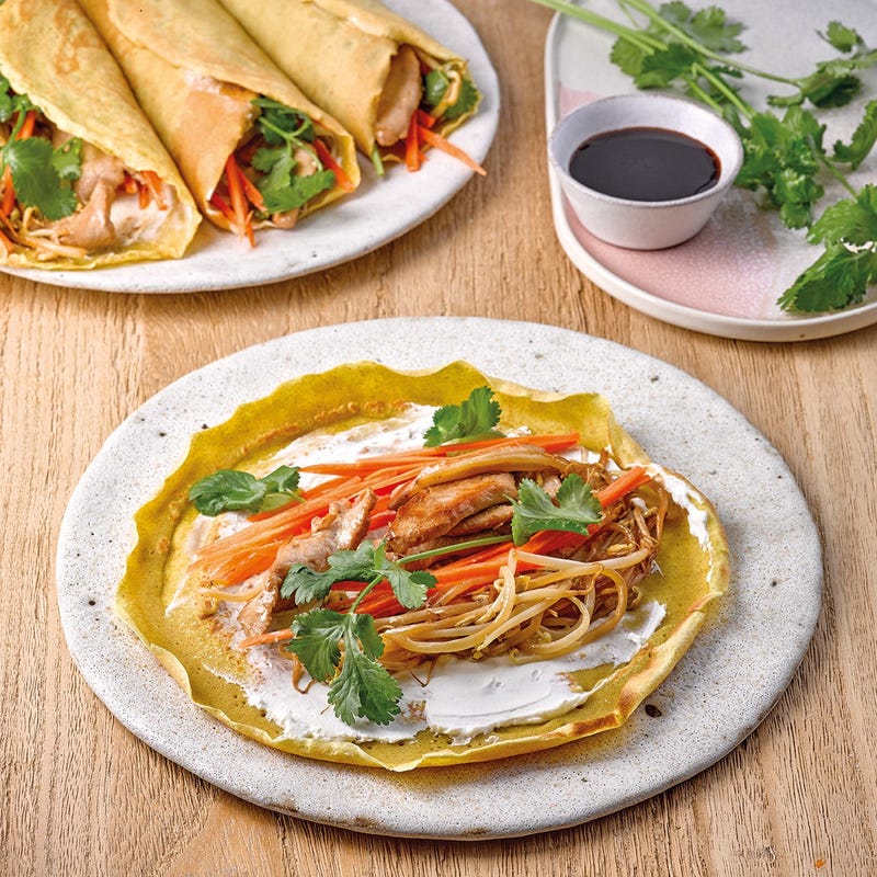 Crêpes au curcuma, poulet à l'asiatique et pousses de soja