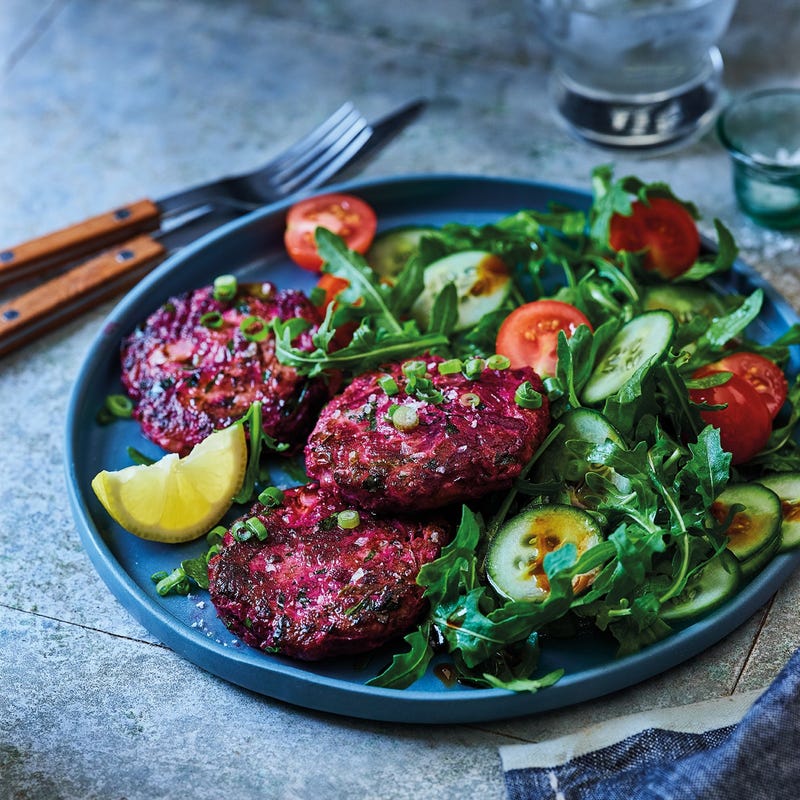 Galettes de betterave au poulet et salade