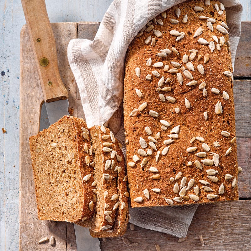 Schwarzbrot mit Sonnenblumenkernen