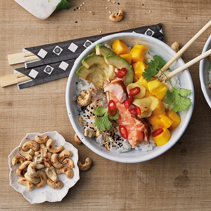Poké bowl de saumon au sésame
