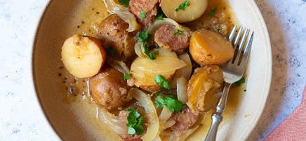 Saucisse à la mijoteuse aux pommes de terre et aux pommes