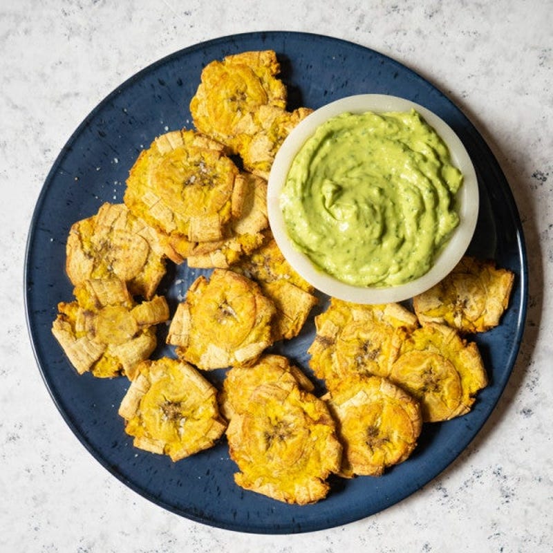 Photo de Tostones à la friteuse à convection avec sauce à l’avocat par WW