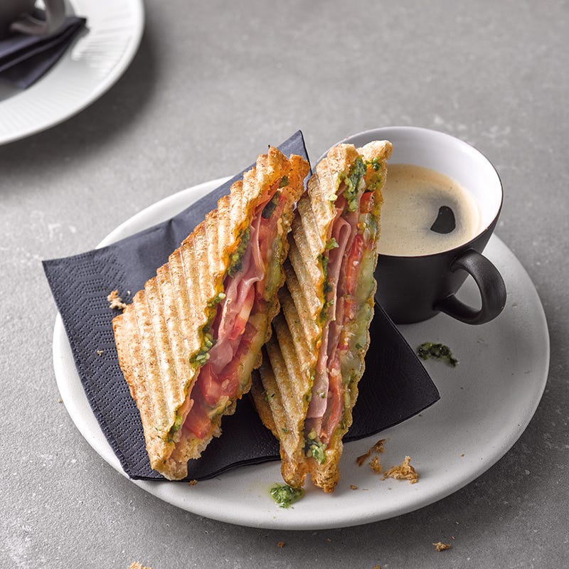 Foto van Croque met kaas, parmaham en pesto door WW