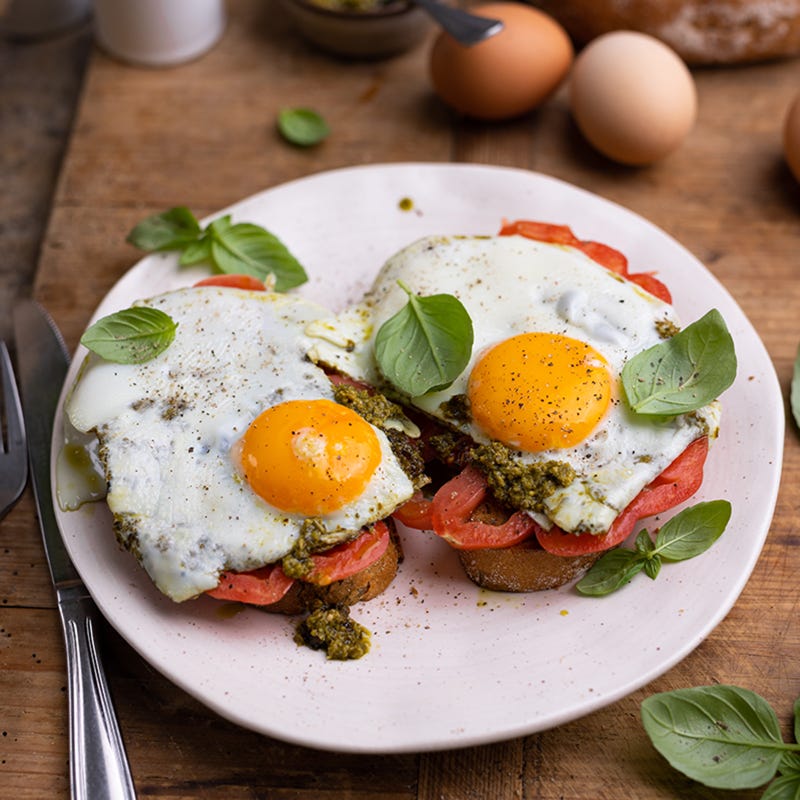 Pesto-Egg auf Knusperbrot