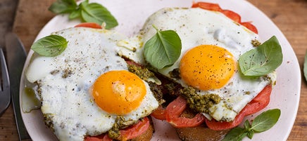 Pesto-Egg auf Knusperbrot