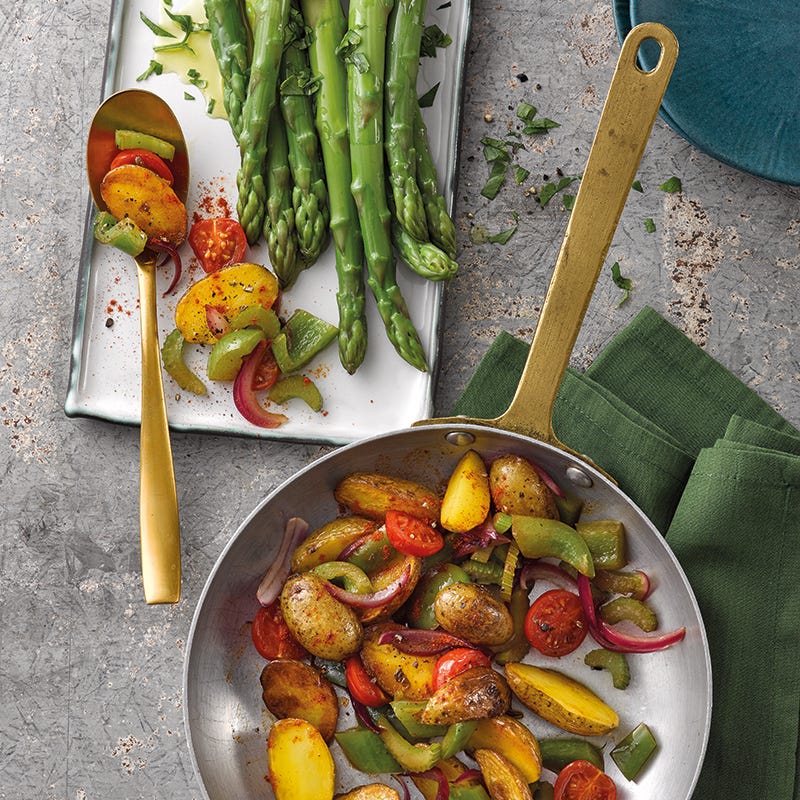 Foto van Groene asperges met een aardappel-groentepannetje door WW