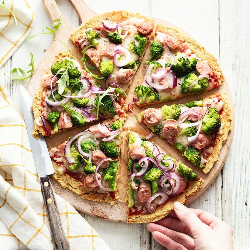 Pizza de pois chiches, saucisse et brocoli
