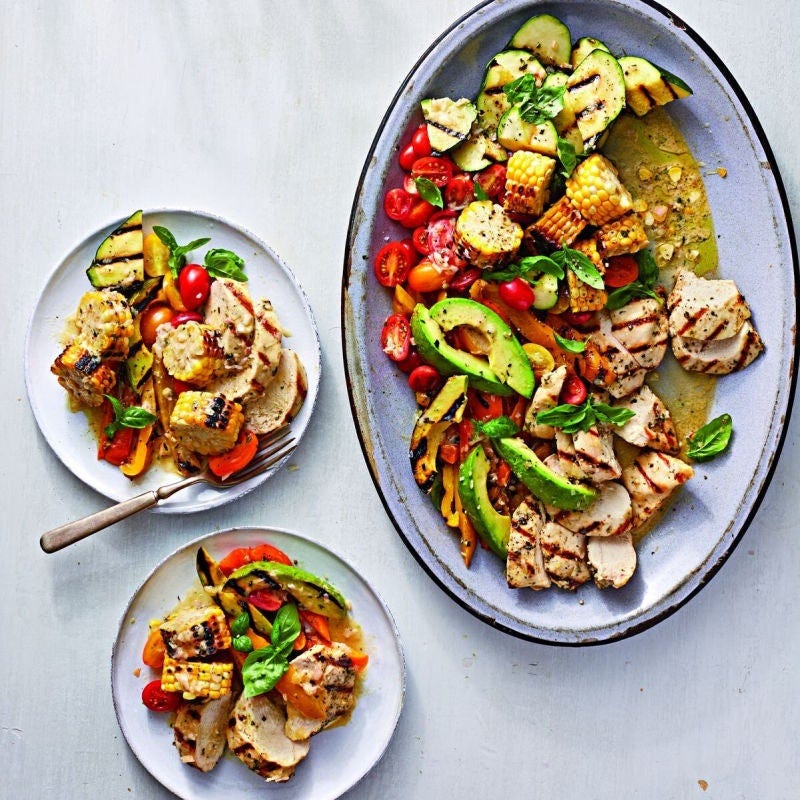 Salade de légumes d'été, maïs grillé et poulet