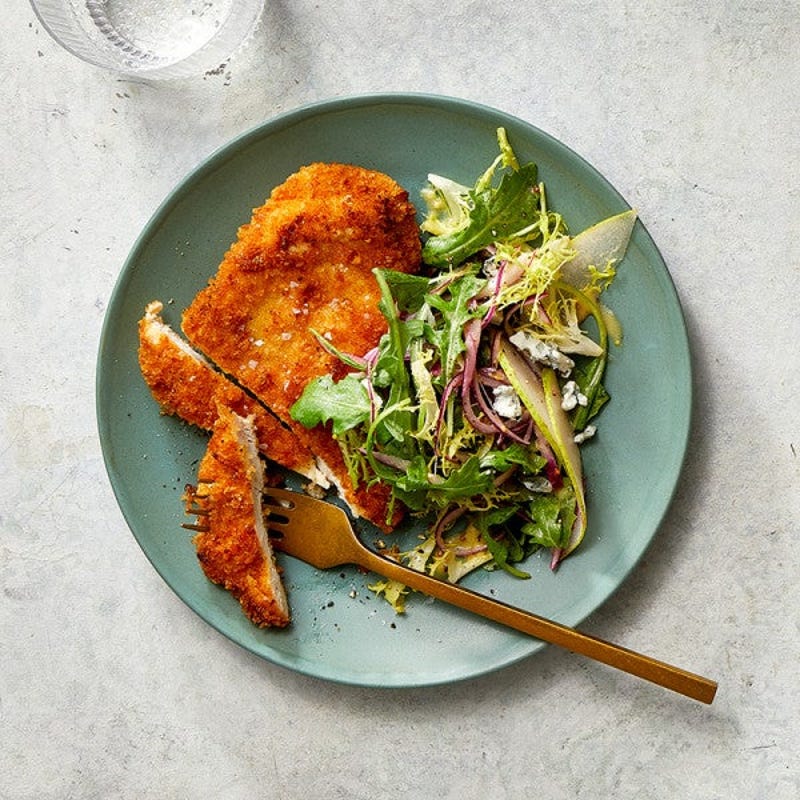 Photo de Milanaise de poulet frit à la friteuse à convection avec salade de poires et de fromage bleu par WW