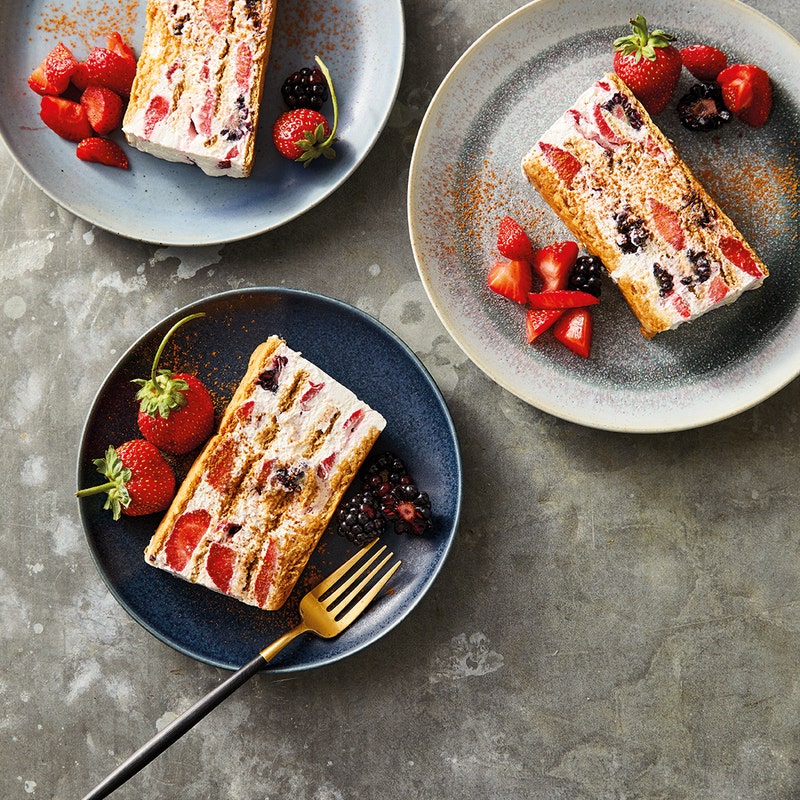 Eistorte mit Erdbeeren & Brombeeren