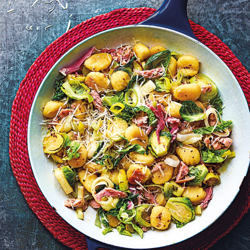 Knusprige Gnocchi mit Rosenkohl und Schinken