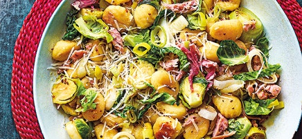 Knusprige Gnocchi mit Rosenkohl und Schinken