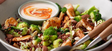 Quinoa- och broccolisallad med halloumi