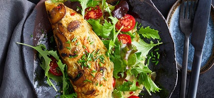 Champignon-Omelette mit Salat