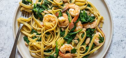 Casserole de pâtes aux crevettes citronnées, aux haricots blancs et aux épinards