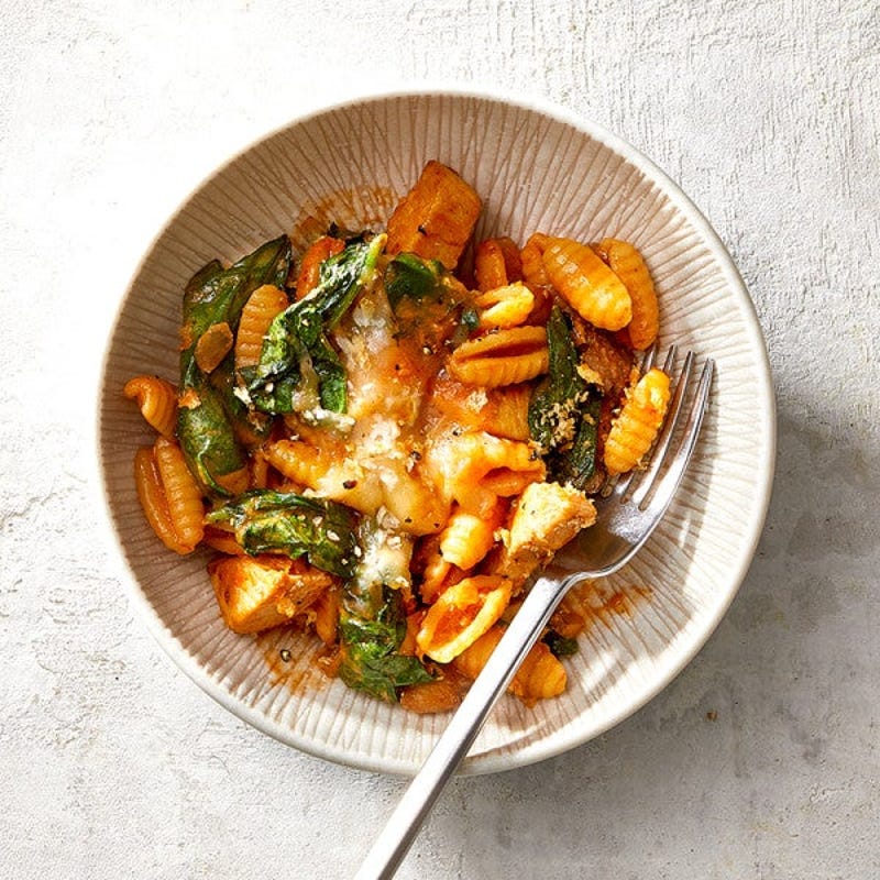 Photo de Pâtes au cari cuites au four avec poulet, épinards et champignons par WW