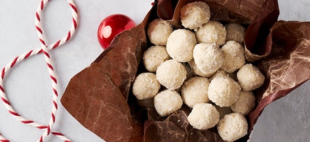 Cashewbollar med kokos och vit choklad